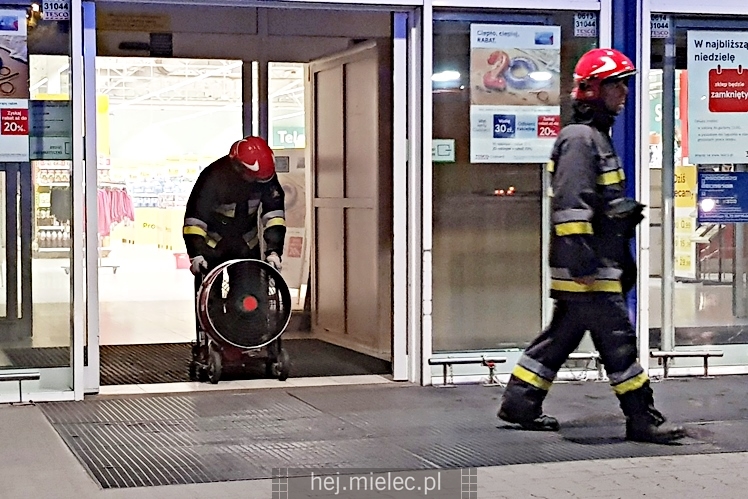 Ewakuacja hipermarketu Tesco! Powodem pożar zamrażarek