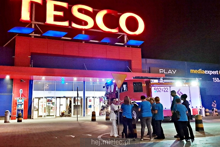 Ewakuacja hipermarketu Tesco! Powodem pożar zamrażarek