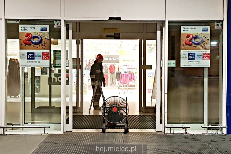 Ewakuacja hipermarketu Tesco! Powodem pożar zamrażarek