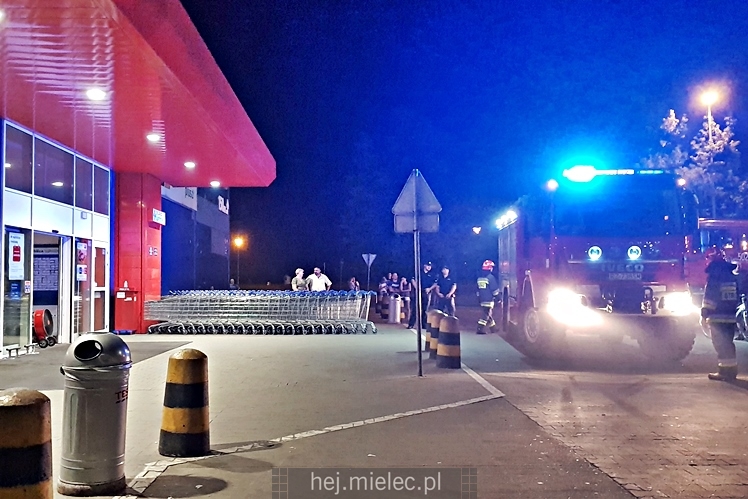 Ewakuacja hipermarketu Tesco! Powodem pożar zamrażarek