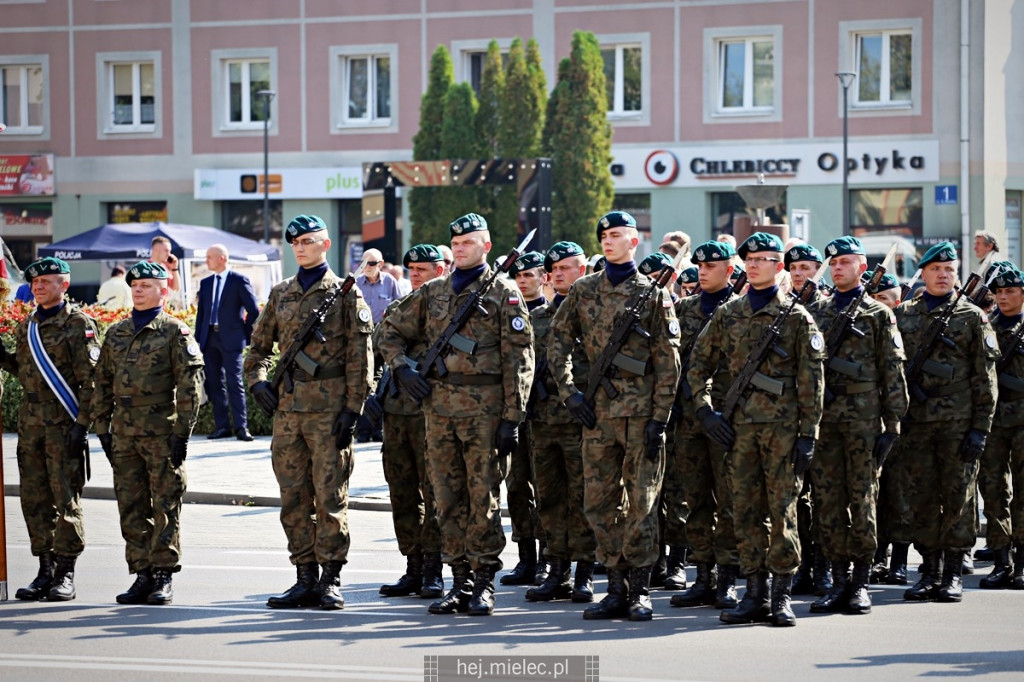 Wręczenie sztandaru mieleckiej Policji