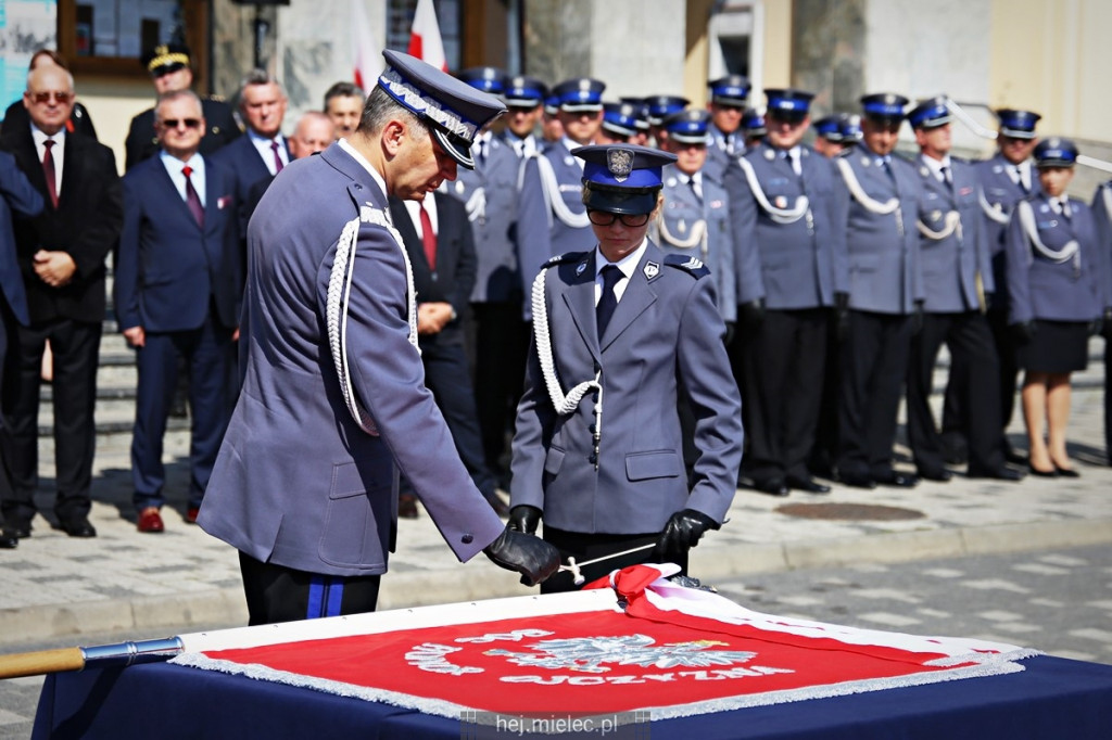 Wręczenie sztandaru mieleckiej Policji