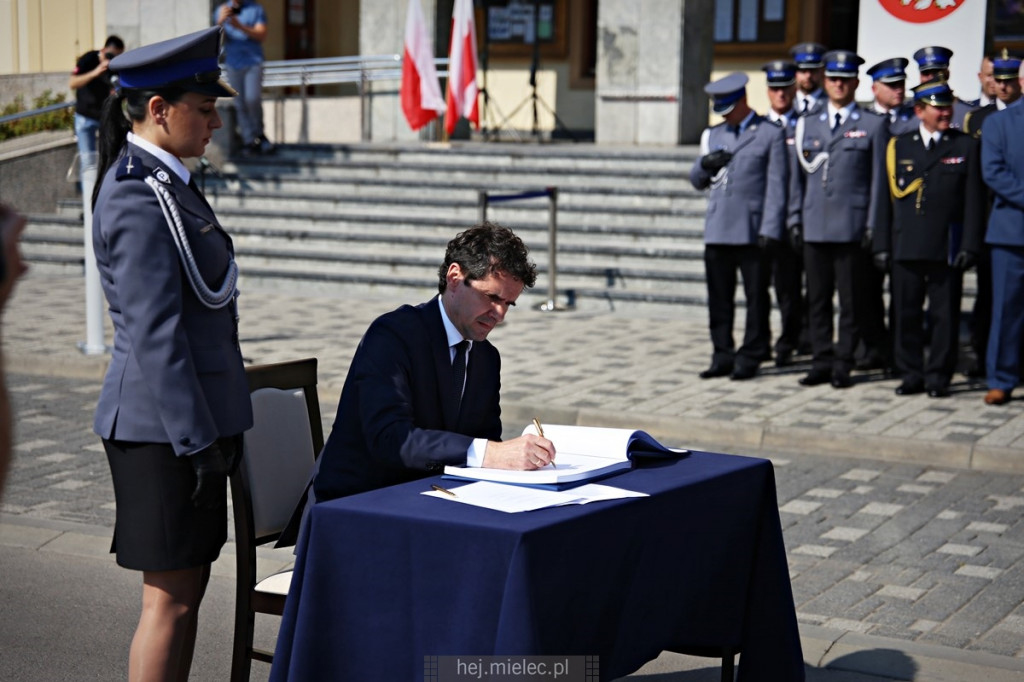 Wręczenie sztandaru mieleckiej Policji