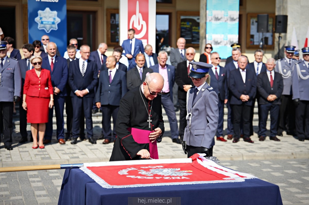 Wręczenie sztandaru mieleckiej Policji