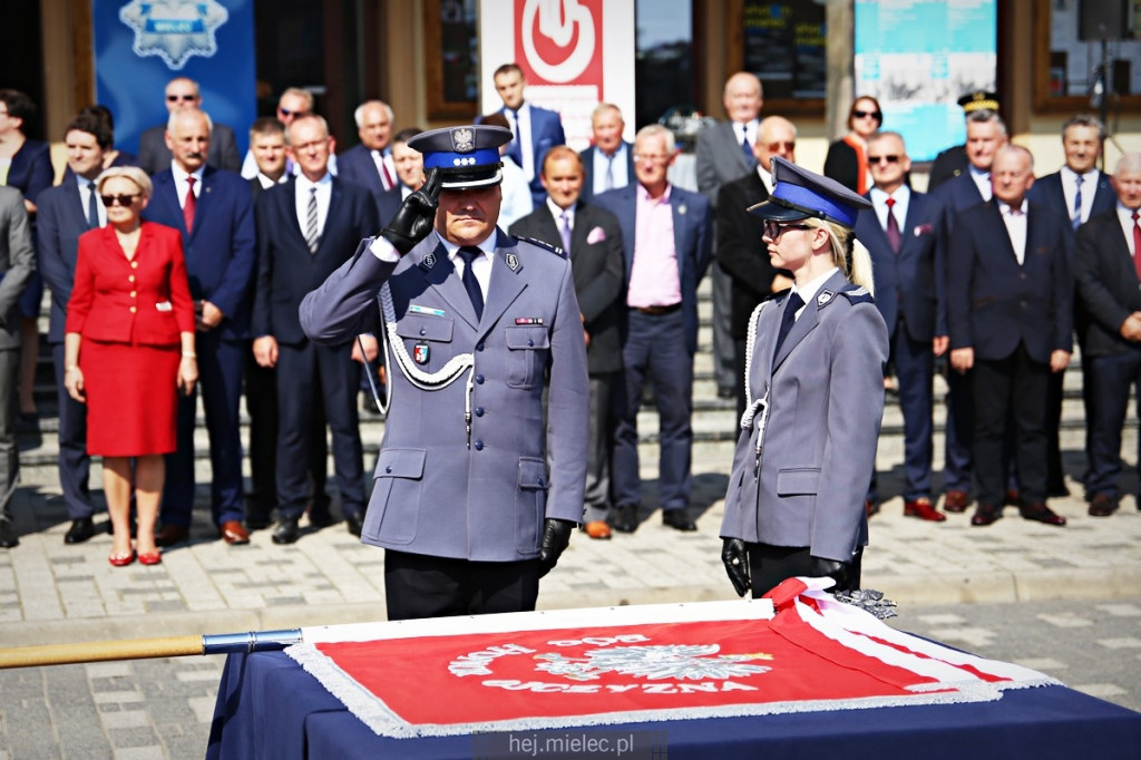 Wręczenie sztandaru mieleckiej Policji