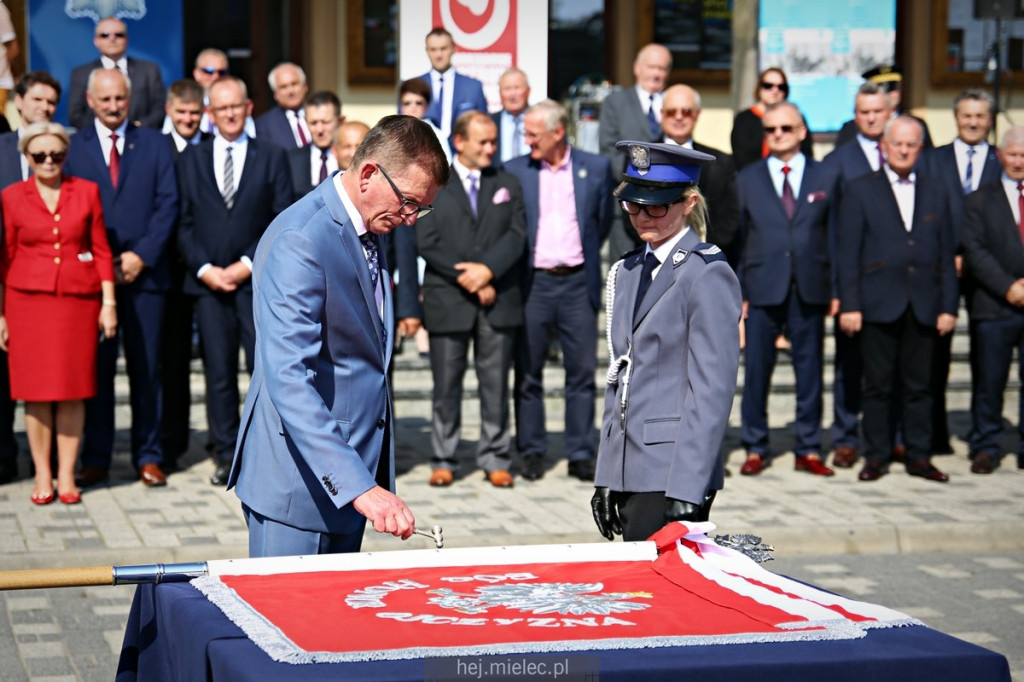 Wręczenie sztandaru mieleckiej Policji