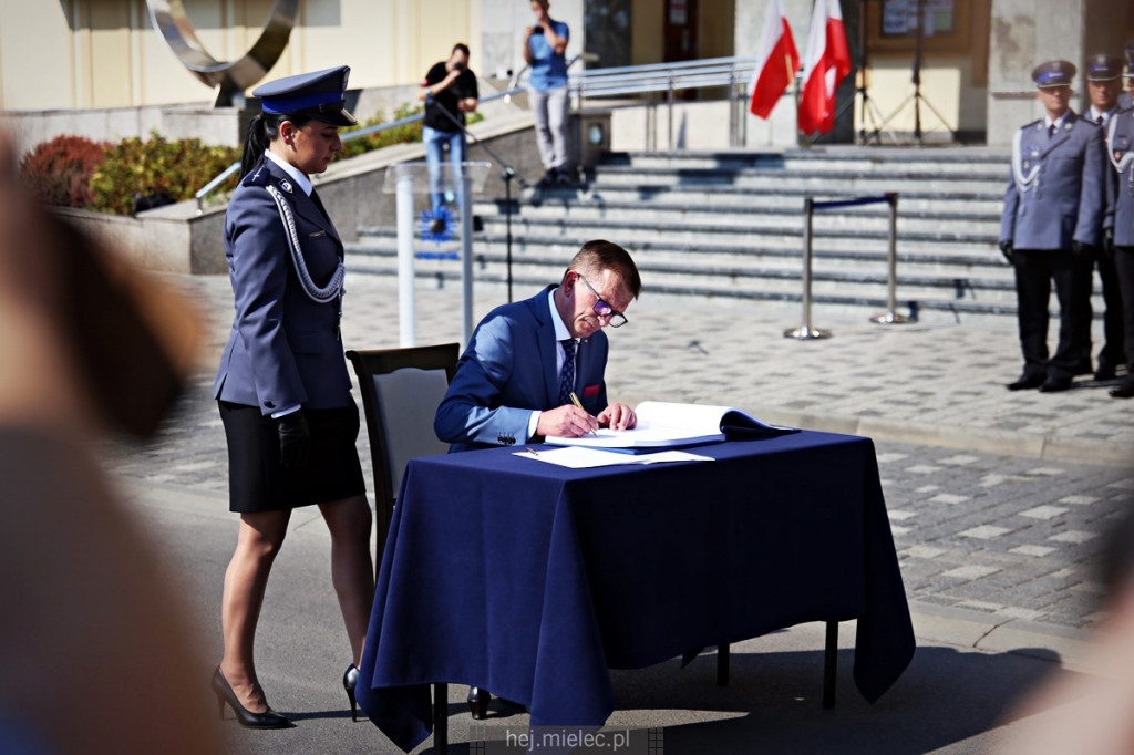 Wręczenie sztandaru mieleckiej Policji