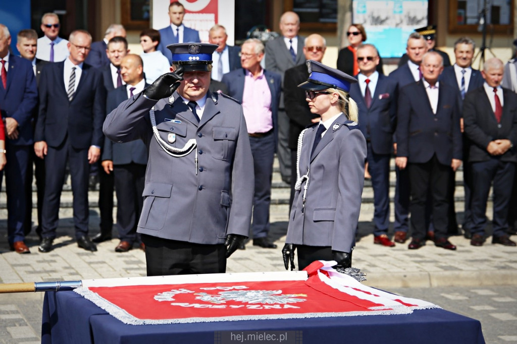 Wręczenie sztandaru mieleckiej Policji