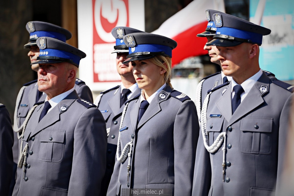 Wręczenie sztandaru mieleckiej Policji