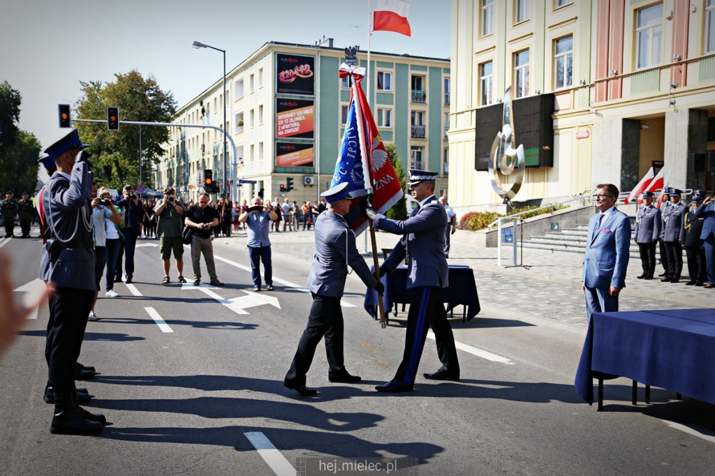 Wręczenie sztandaru mieleckiej Policji