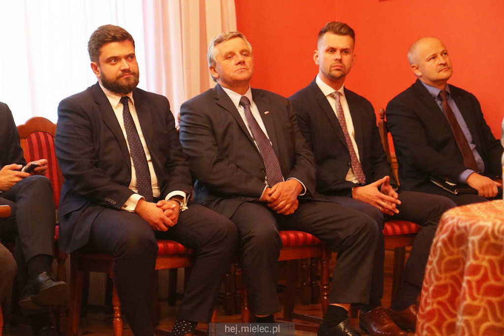 Uroczyste podpisanie umowy na dofinansowanie remontu linii kolejowej nr 25