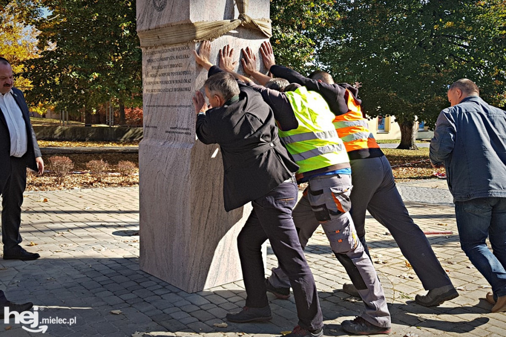 Montaż Obelisku Niepodległości