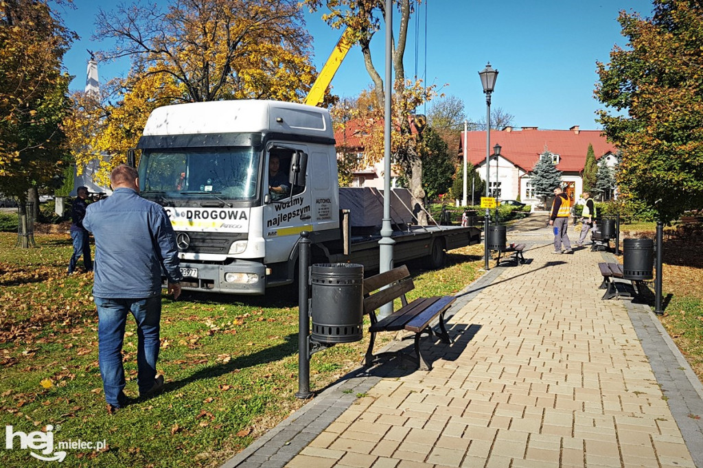 Montaż Obelisku Niepodległości