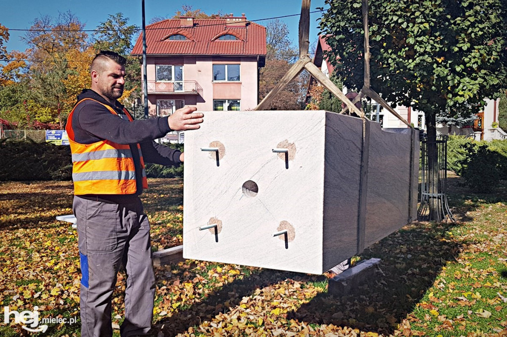 Montaż Obelisku Niepodległości