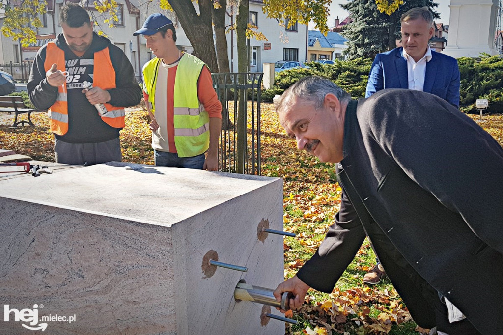 Montaż Obelisku Niepodległości