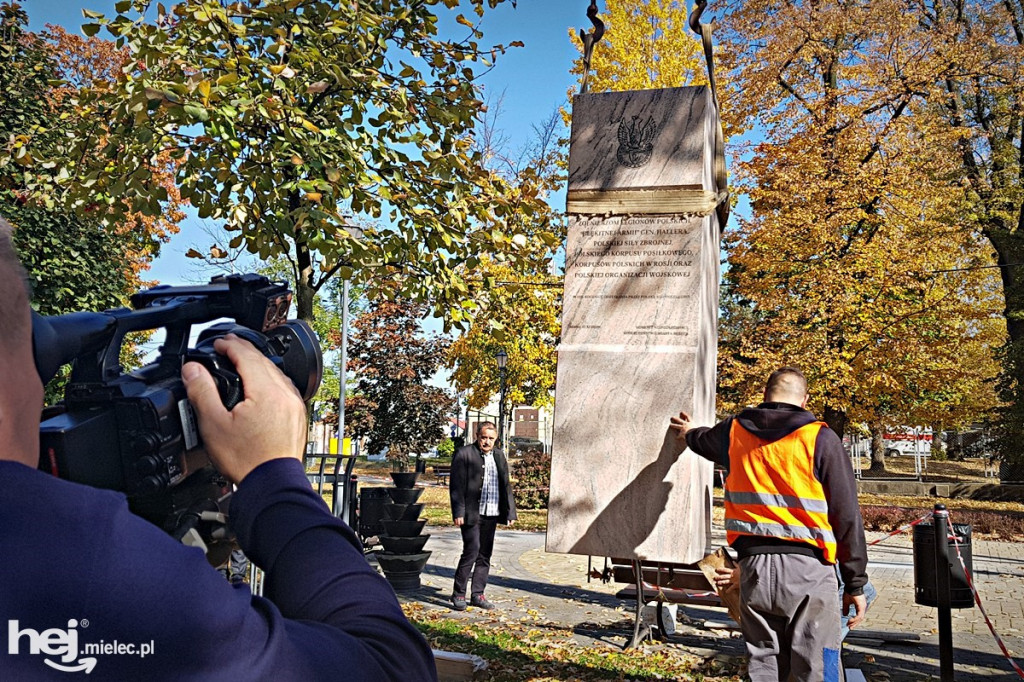 Montaż Obelisku Niepodległości