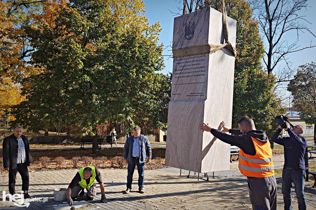 Montaż Obelisku Niepodległości