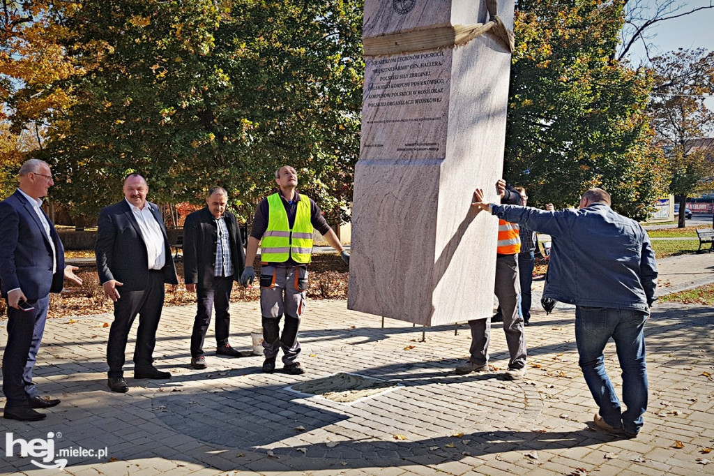 Montaż Obelisku Niepodległości