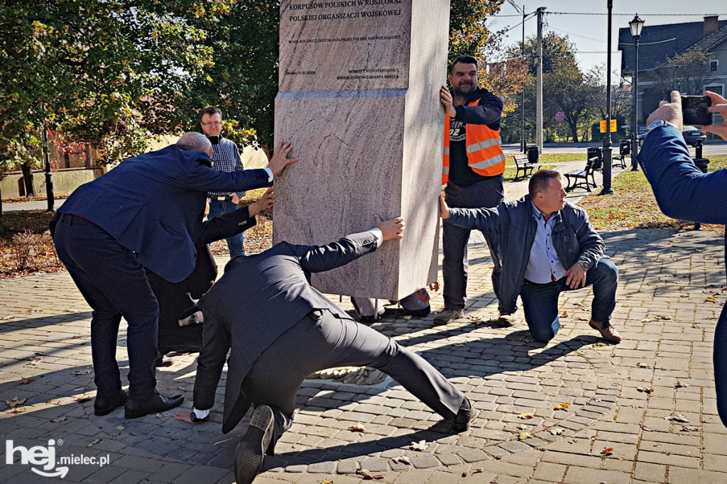 Montaż Obelisku Niepodległości