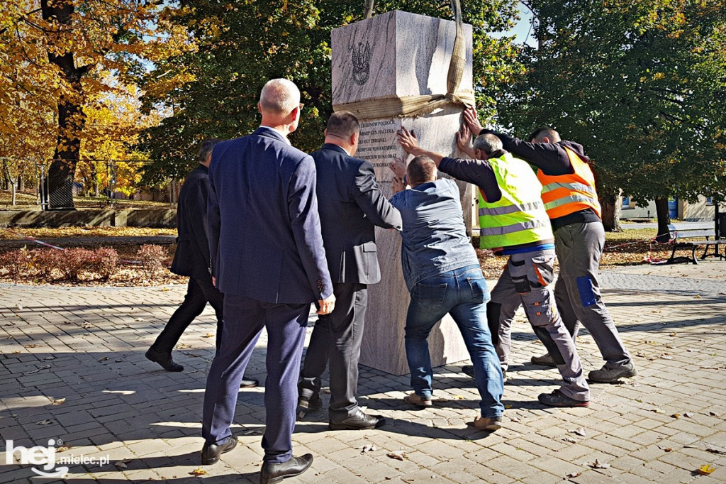 Montaż Obelisku Niepodległości