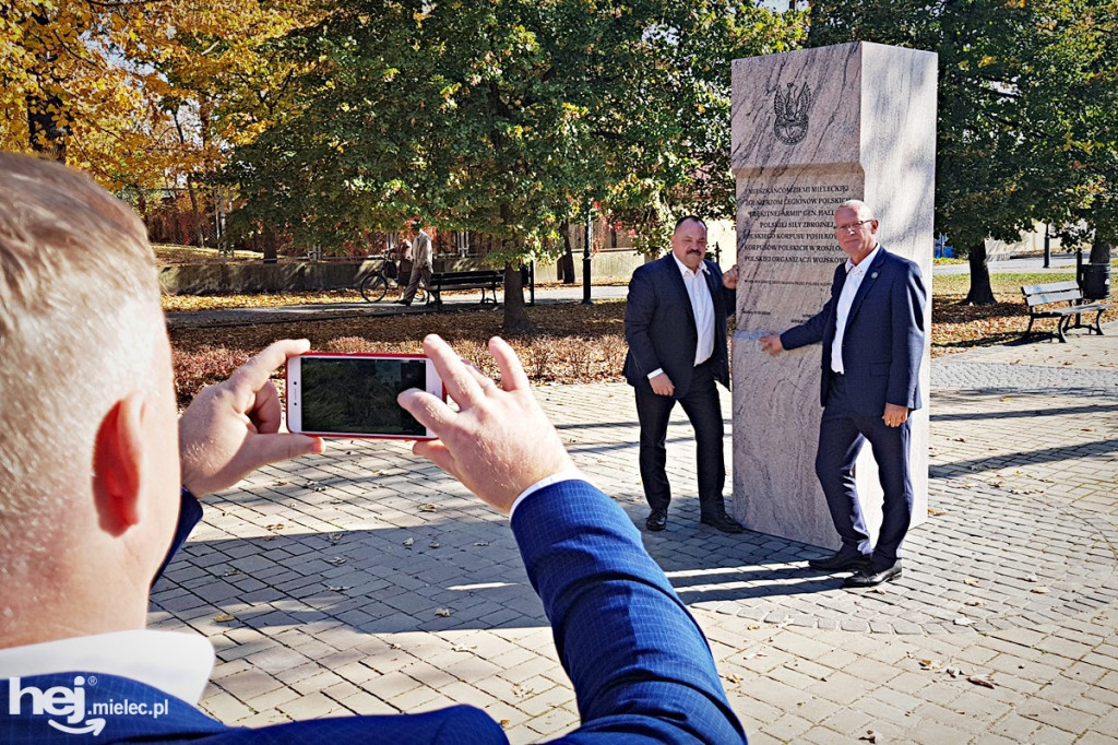 Montaż Obelisku Niepodległości