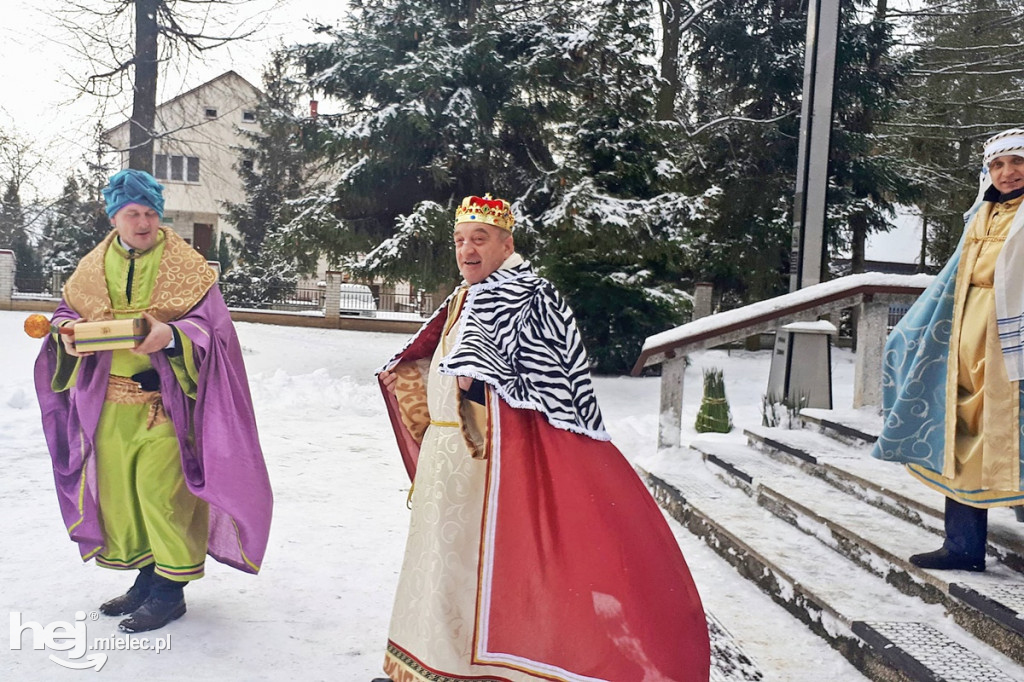Trzech Króli odwiedziło żywą szopkę w Borkach Nizińskich