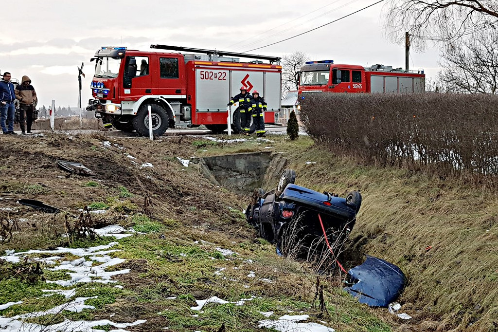Peugeot wpadł pod pociąg