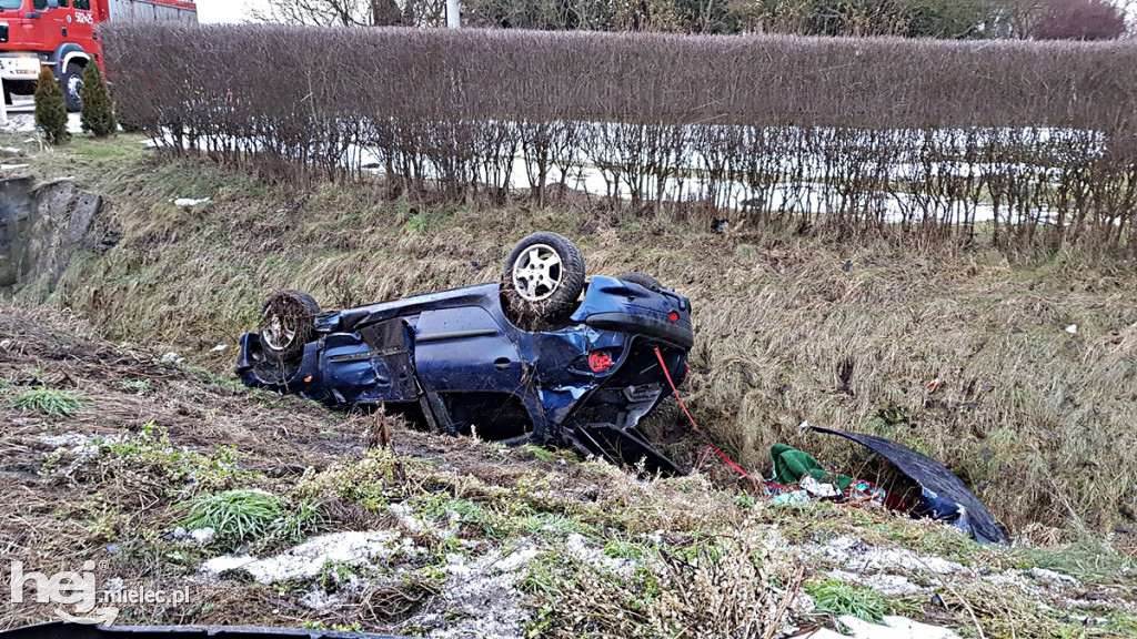 Peugeot wpadł pod pociąg