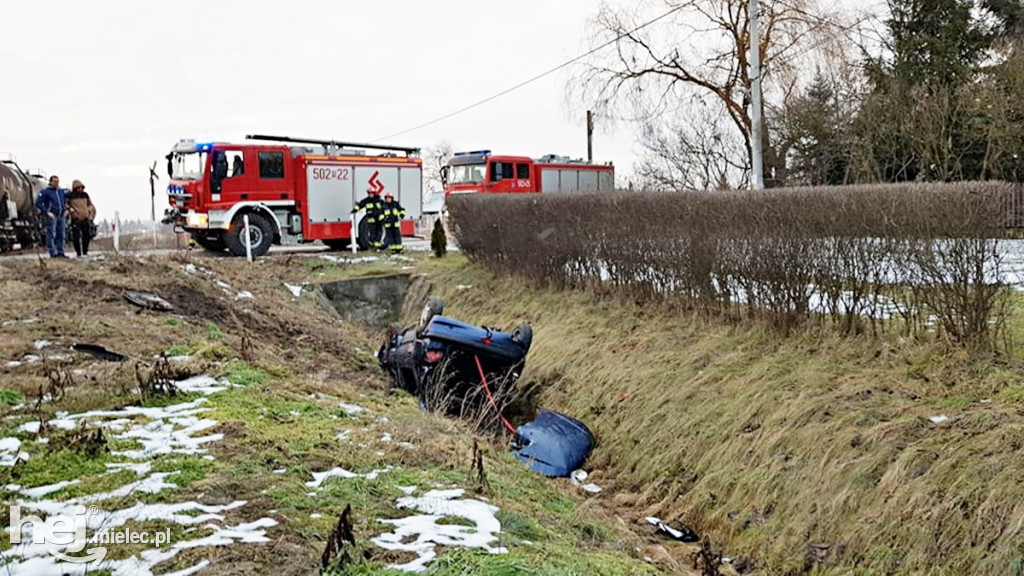 Peugeot wpadł pod pociąg