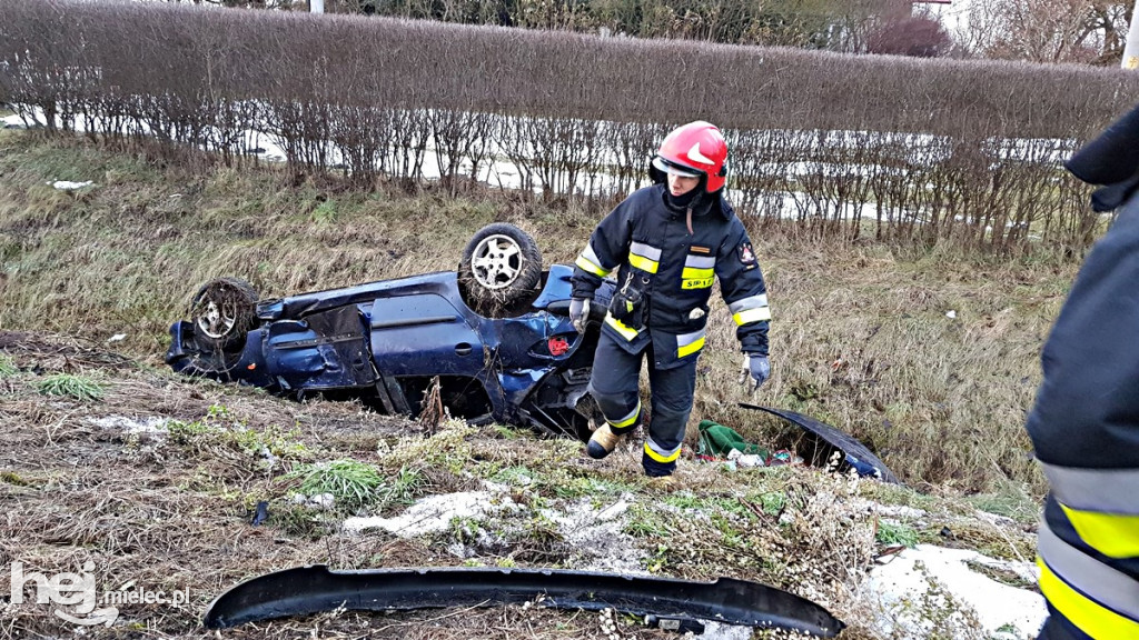 Peugeot wpadł pod pociąg