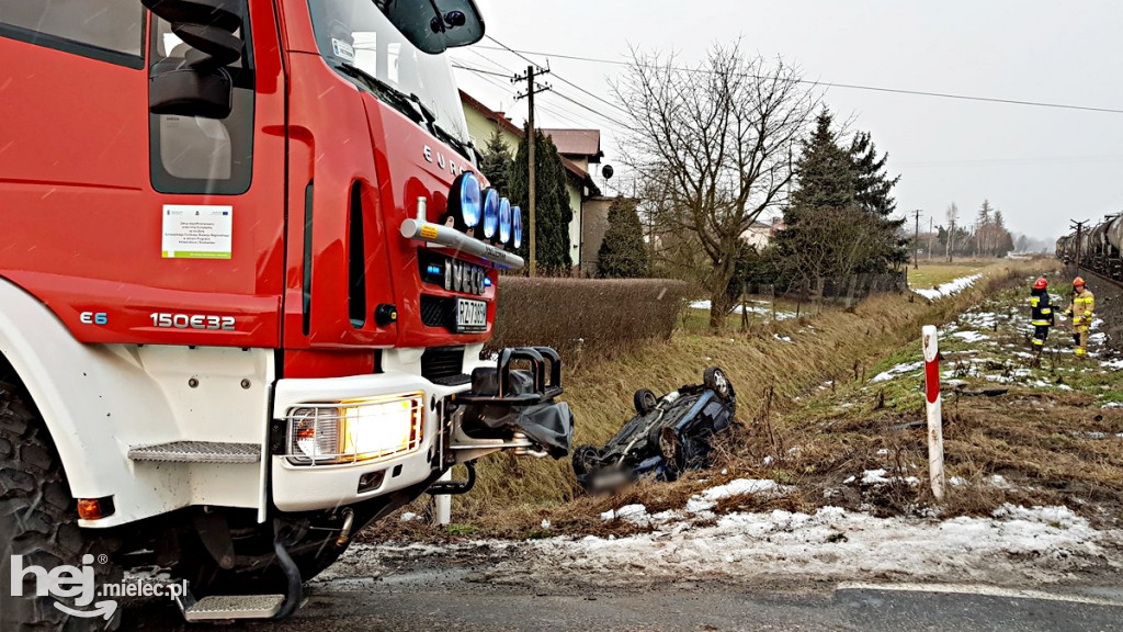Peugeot wpadł pod pociąg
