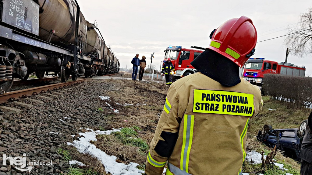 Peugeot wpadł pod pociąg