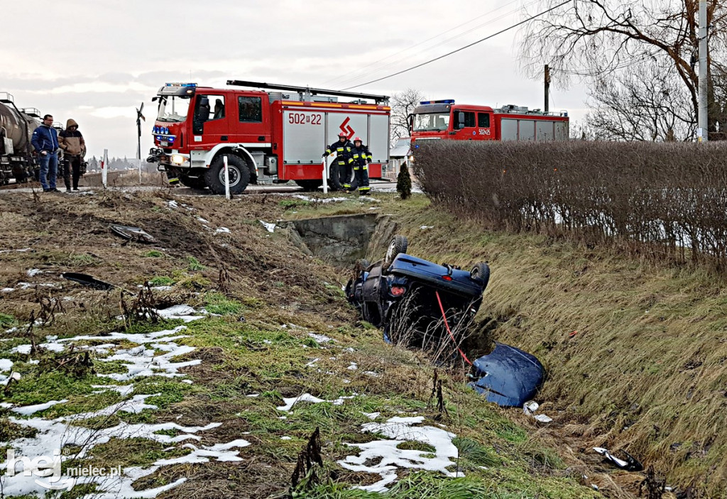 Peugeot wpadł pod pociąg