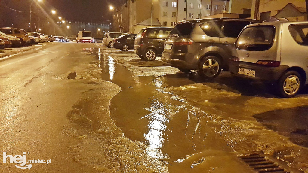 Na Warneńczyka woda wypłynęła spod latarni