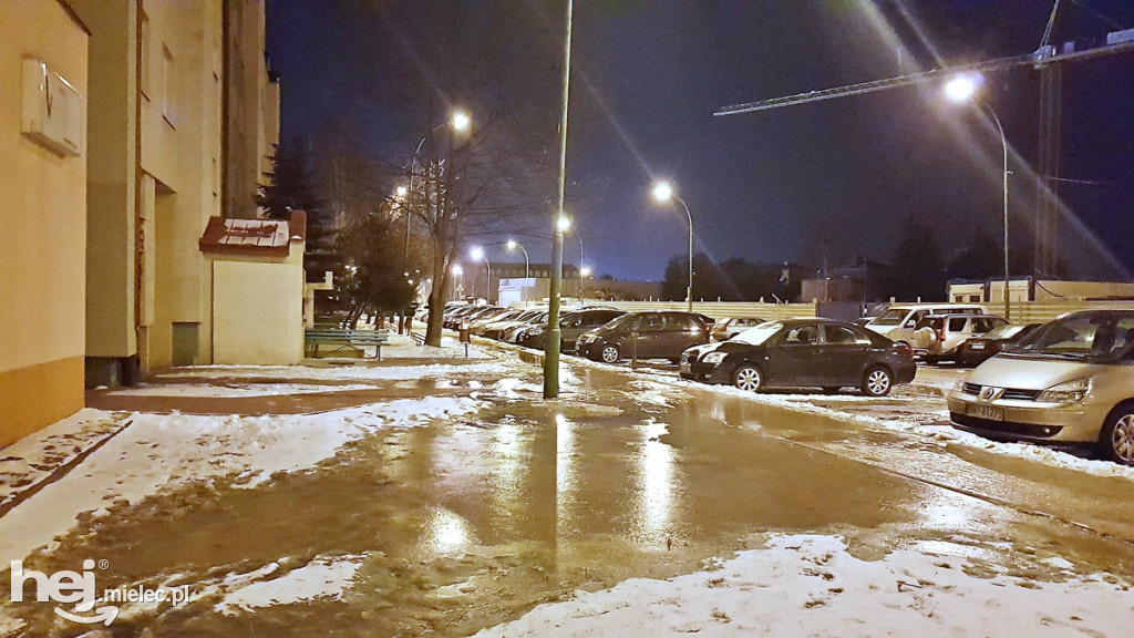 Na Warneńczyka woda wypłynęła spod latarni