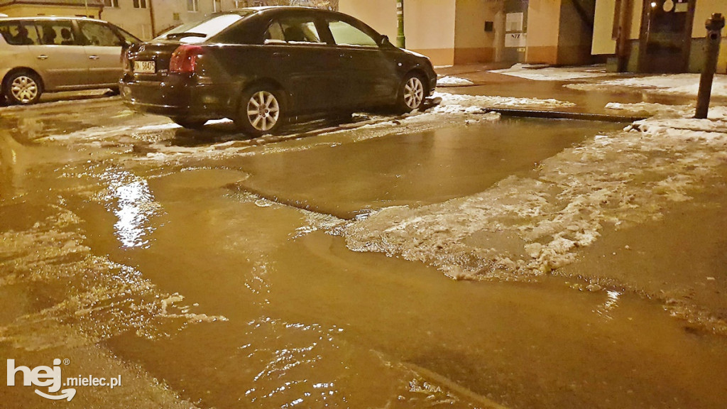 Na Warneńczyka woda wypłynęła spod latarni