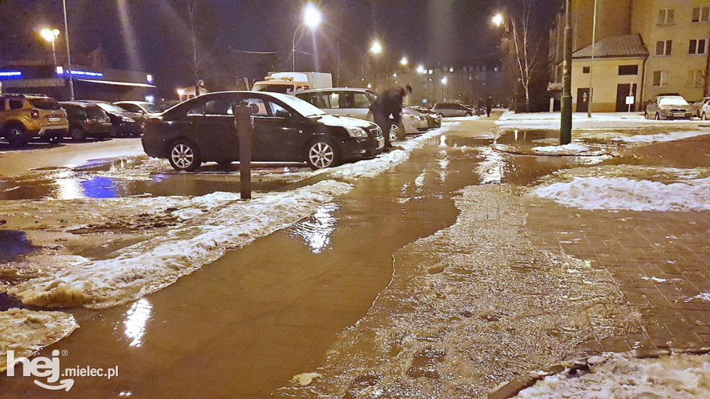 Na Warneńczyka woda wypłynęła spod latarni