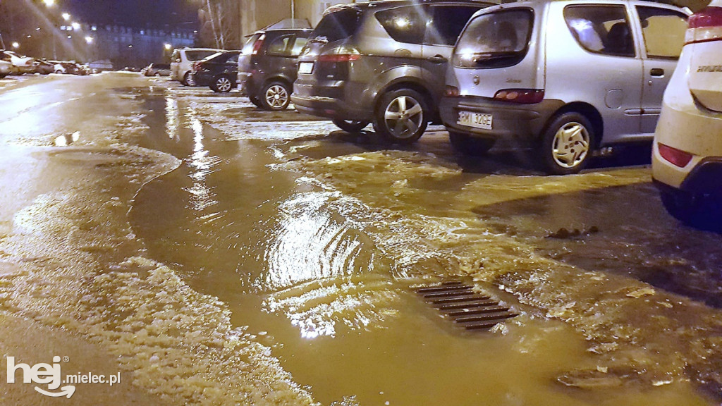 Na Warneńczyka woda wypłynęła spod latarni