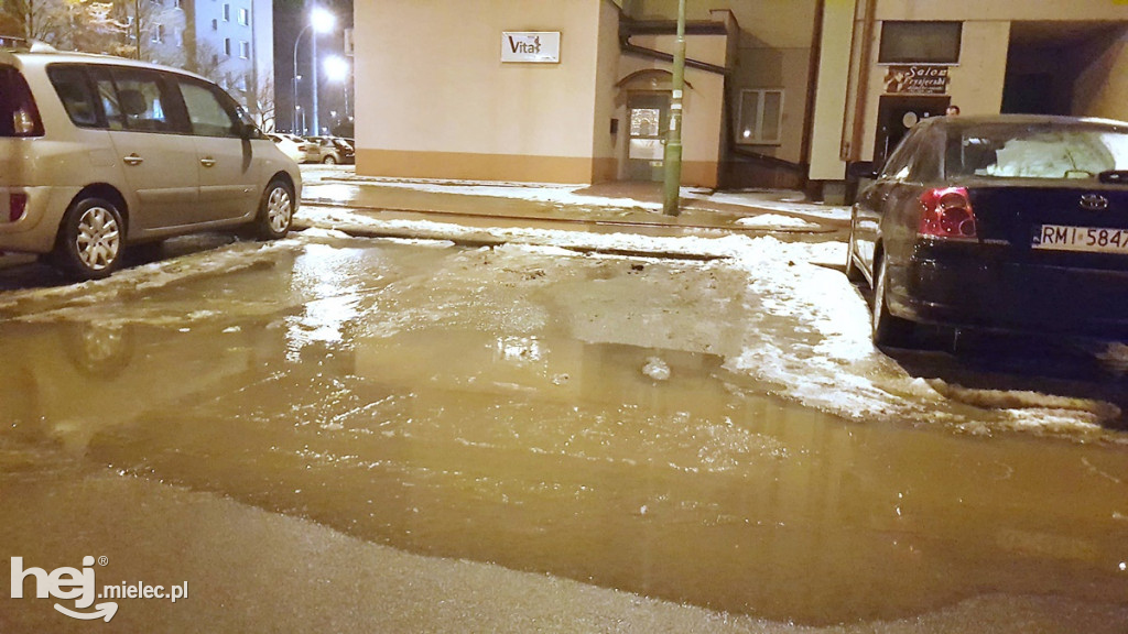 Na Warneńczyka woda wypłynęła spod latarni