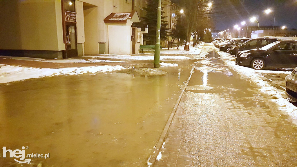 Na Warneńczyka woda wypłynęła spod latarni