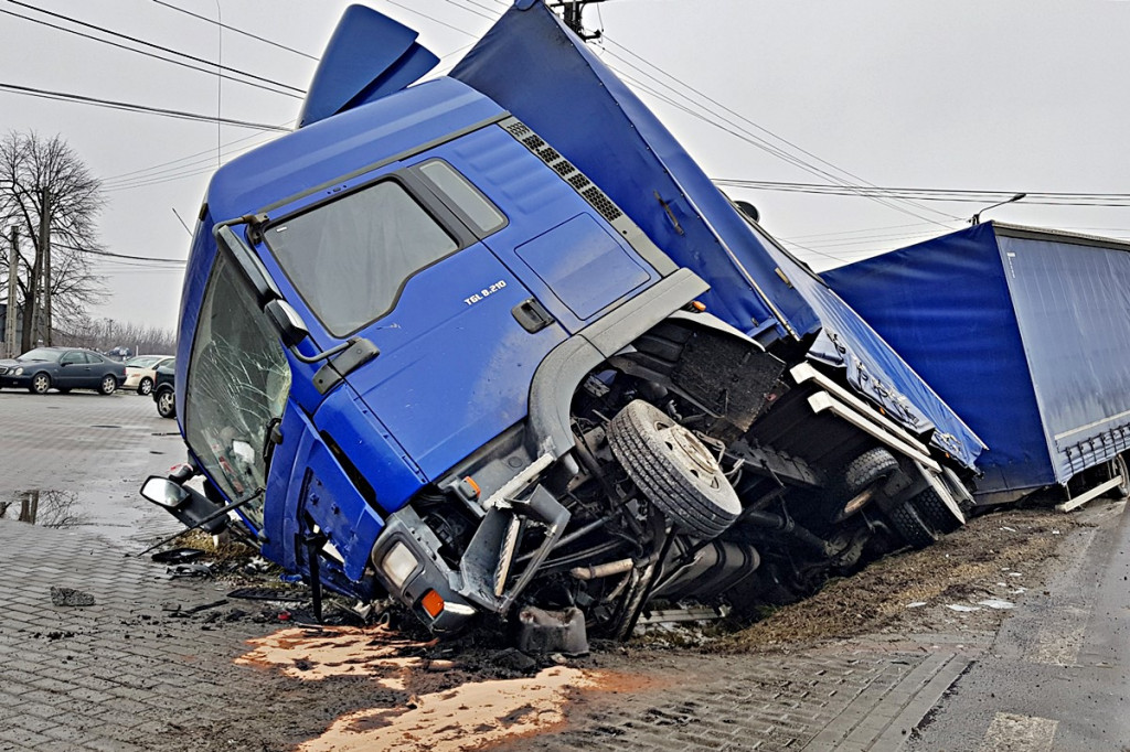 Opel wpadł przed TIR-a