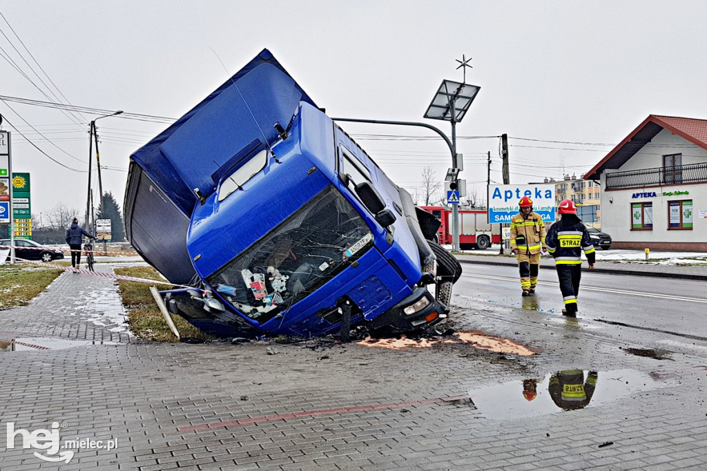 Opel wpadł przed TIR-a