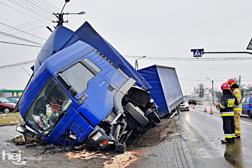Opel wpadł przed TIR-a