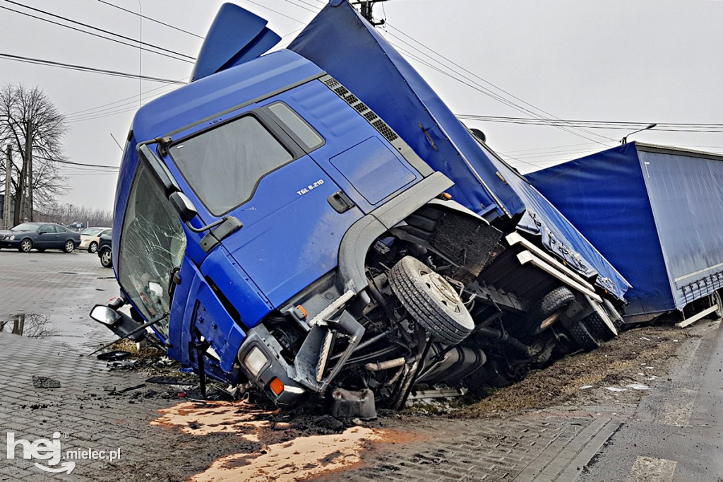 Opel wpadł przed TIR-a