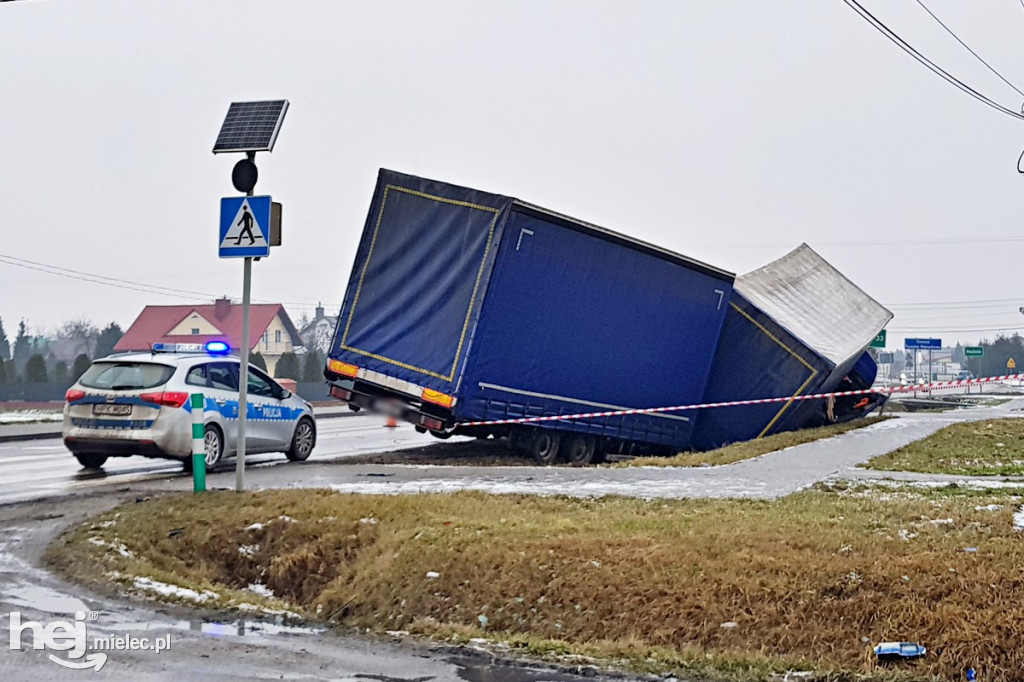 Opel wpadł przed TIR-a