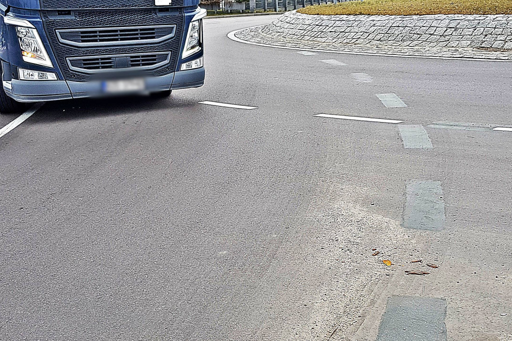 Nowe znaki poziome na rondzie przy ARP w Mielcu