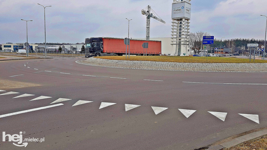Nowe znaki poziome na rondzie przy ARP w Mielcu