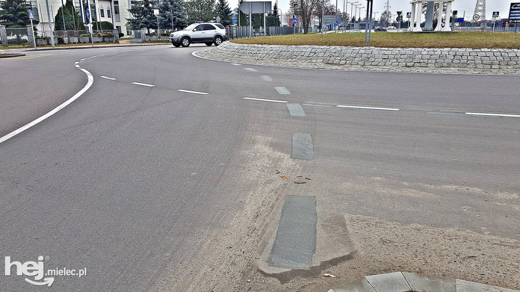 Nowe znaki poziome na rondzie przy ARP w Mielcu