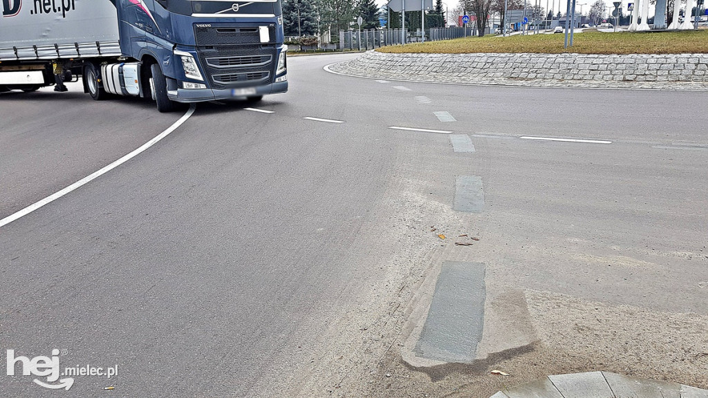 Nowe znaki poziome na rondzie przy ARP w Mielcu