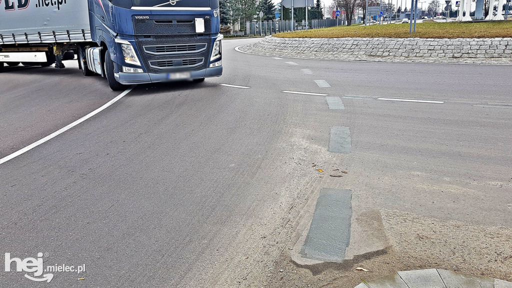 Nowe znaki poziome na rondzie przy ARP w Mielcu